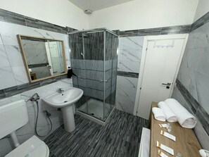 Ducha, secador de pelo, toallas y jabón