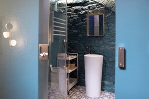 Doccia, asciugacapelli, bidet, asciugamani