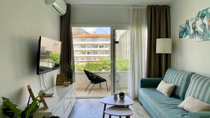 Apartment | Living room - Apartment in Ostend With Terrace, Pool (Torroella de Montgrí)