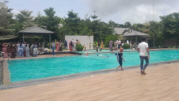 8 outdoor pools
