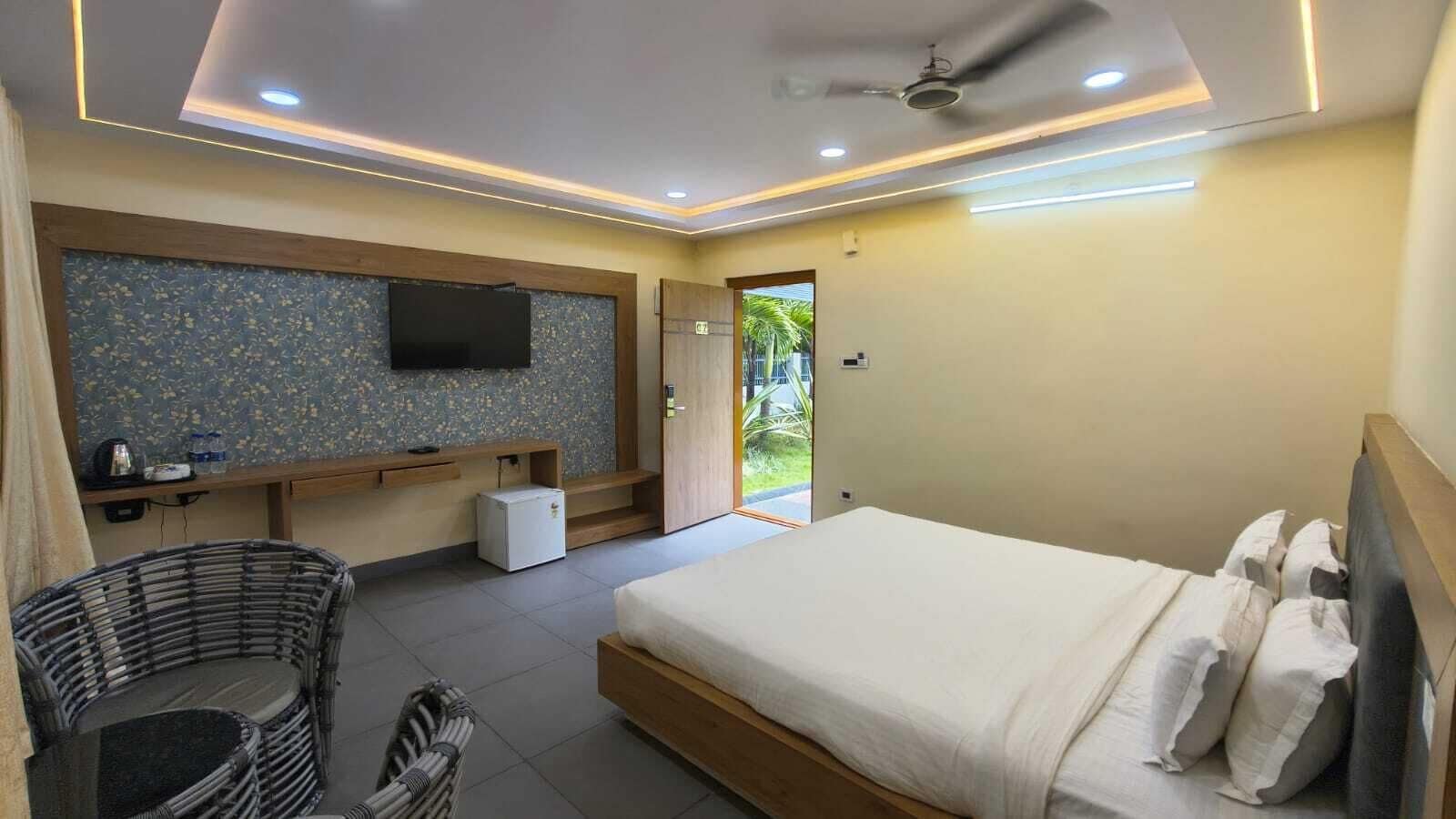 ラグジュアリー ルーム キングベッド 1 台 | 客室ごとに異なるインテリア、デスク、ノートパソコン用作業スペース、WiFi (無料)