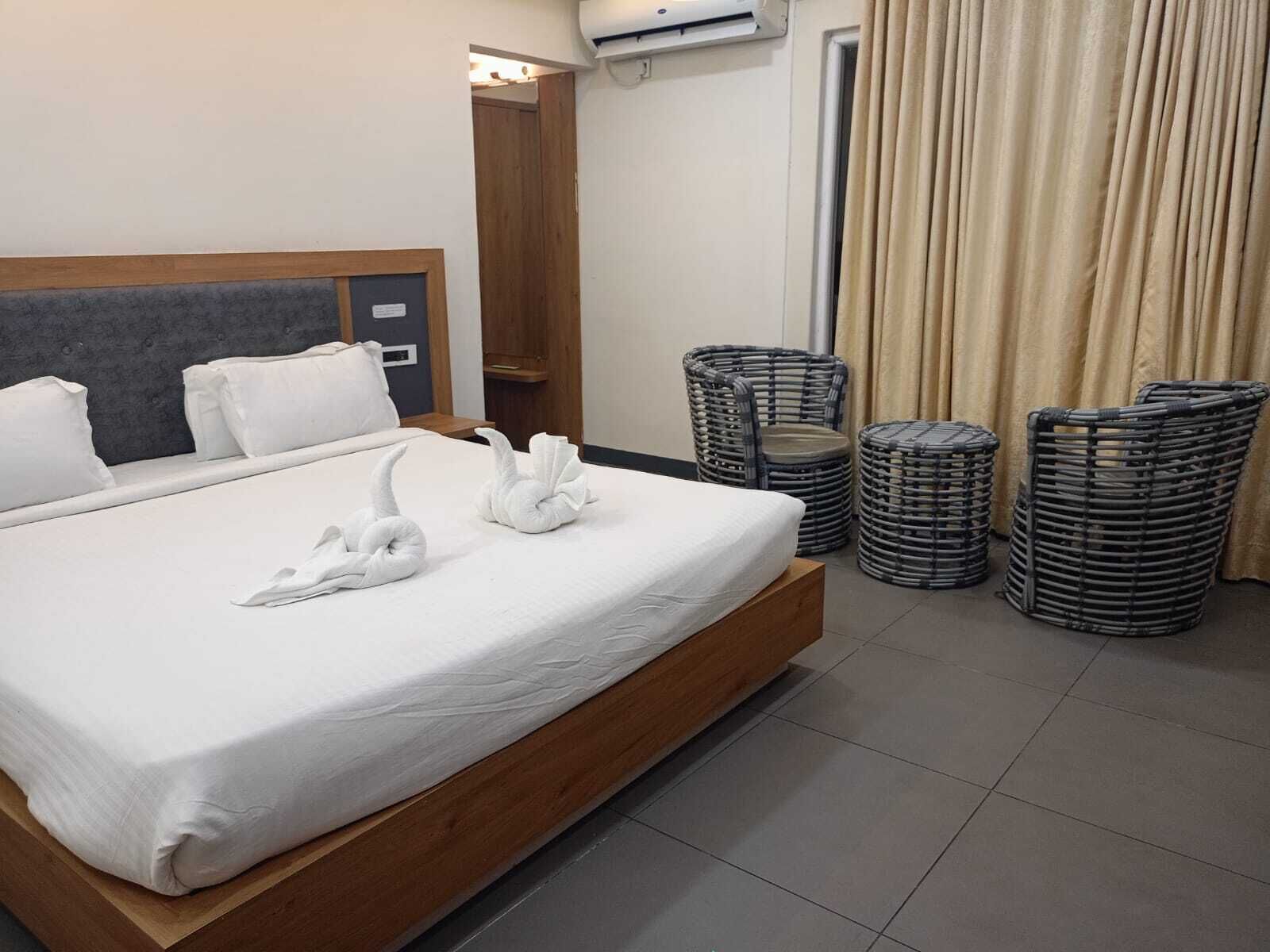 特色家居、办公桌、笔记本电脑工作区、免费 WiFi