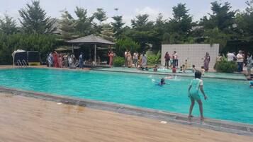 8 outdoor pools