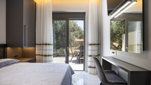 Een moderne slaapkamer met een groot bed, een bureau en een glazen schuifdeur die leidt naar een buitenruimte.