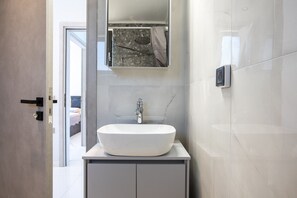 Dusche, Haartrockner, Handtücher, Seife