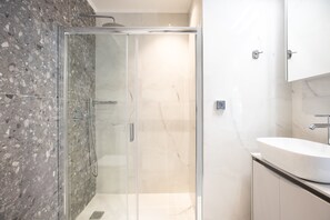 Dusche, Haartrockner, Handtücher, Seife