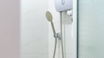 Douche, sèche-cheveux, serviettes fournies, savon