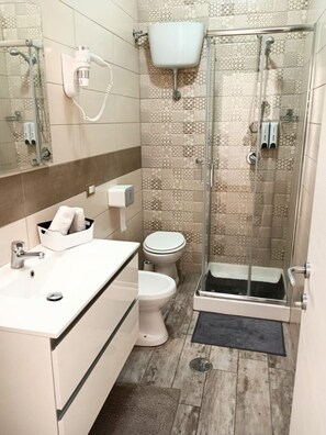 Haartrockner, Handtücher, Seife, Toilettenpapier