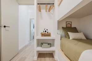 Iron/ironing board, WiFi, bed sheets