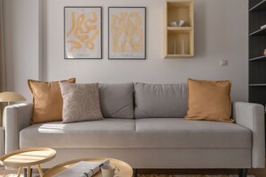 Estudi en suite | Decoració individual, cortines opaques i planxa i posts de planxar