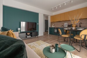 Suite | Individually decorated, blackout curtains, iron/ironing board, free WiFi - Apartio Rooms Zabrze (Zabrze)