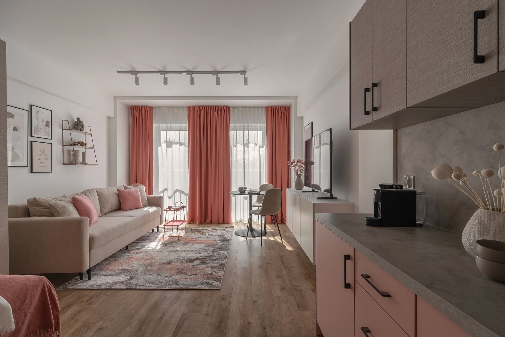 Un salon moderne comprenant un canapé, une table à manger et un coin cuisine.