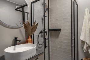 Shower, free toiletries, hair dryer, towels - Apartio Rooms Zabrze (Zabrze)