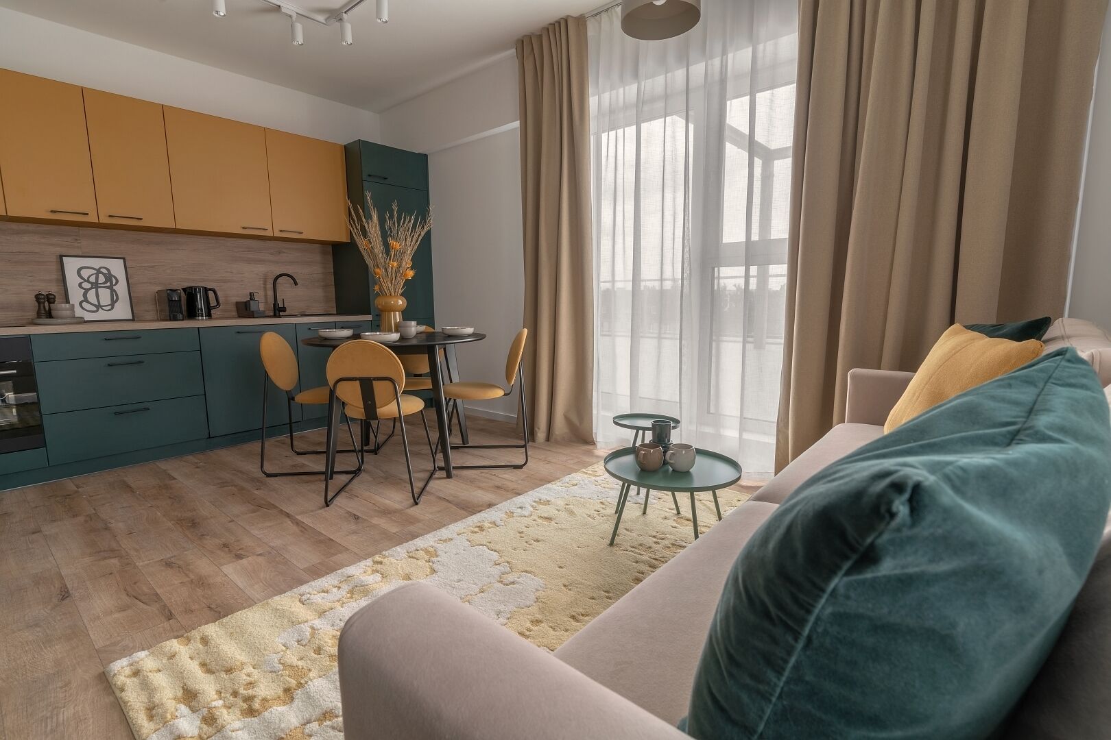Una sala de estar moderna con un sofá, una mesa de centro y un comedor con sillas y una mesa.