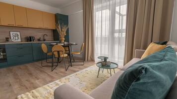 Una sala de estar moderna con un sofá, una mesa de centro y un comedor con sillas y una mesa.