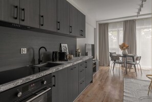 Suite | Cocina privada | Frigorífico grande, horno, placa de cocina y lavavajillas