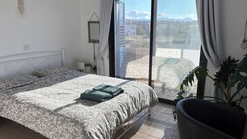 1 habitación, tabla de planchar con plancha, wifi y ropa de cama