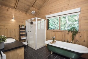 Bathroom - Magnolia Lodge - Cosy Lodge for Two! (infants welcome) (Sassafras)