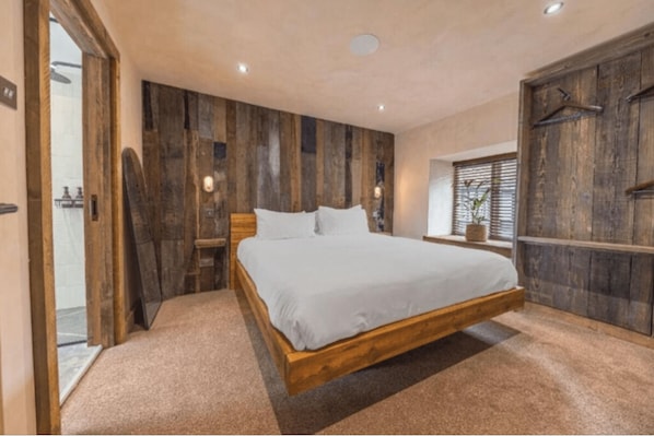 4 bedrooms, iron/ironing board, free WiFi, bed sheets