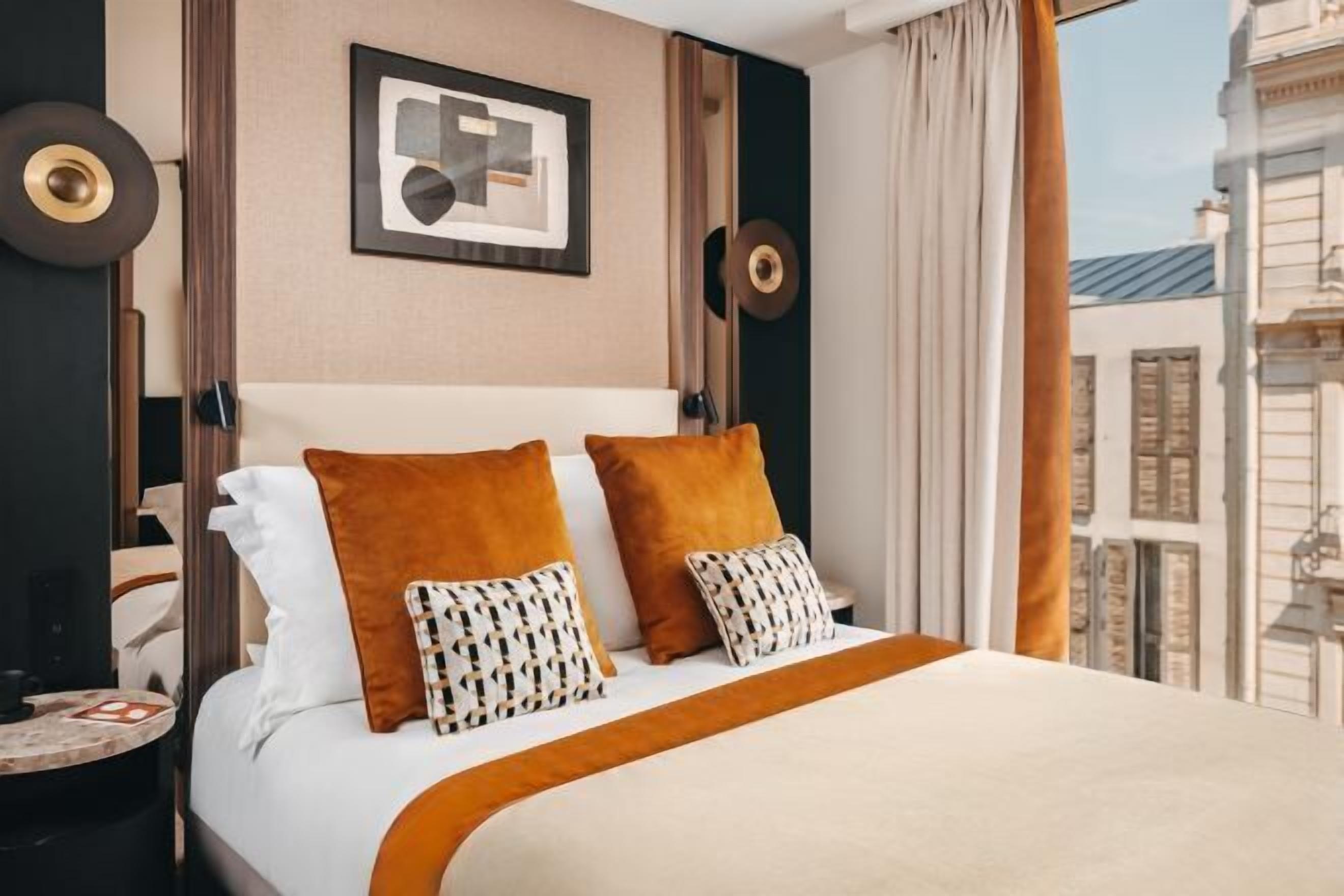 Luxe beddengoed, een kluis op de kamer, een bureau, een laptopwerkplek