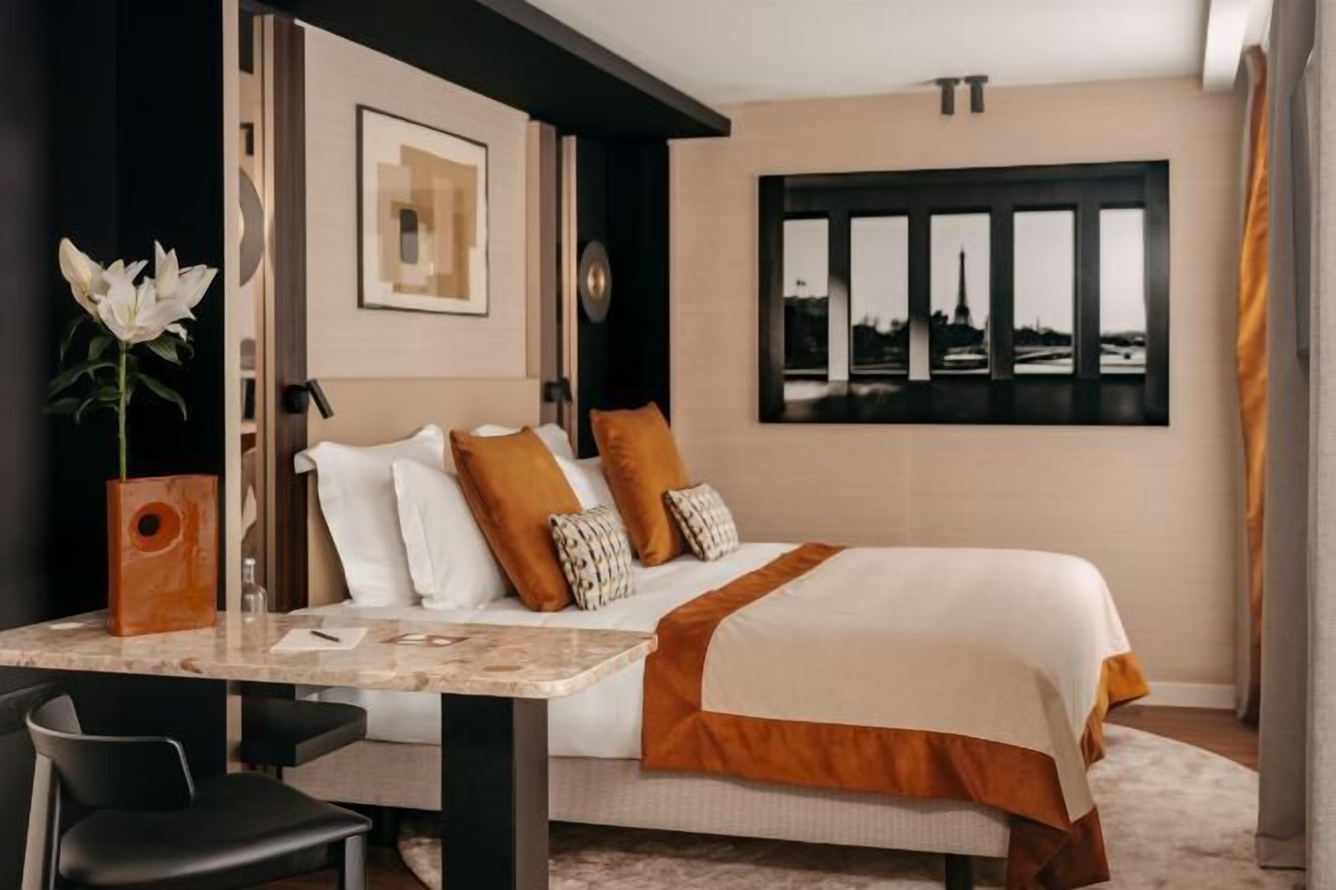 Luxe beddengoed, een kluis op de kamer, een bureau, een laptopwerkplek