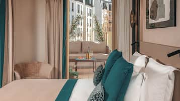 Chambre double superieure avec balcon | Premium bedding, in-room safe, desk, laptop workspace