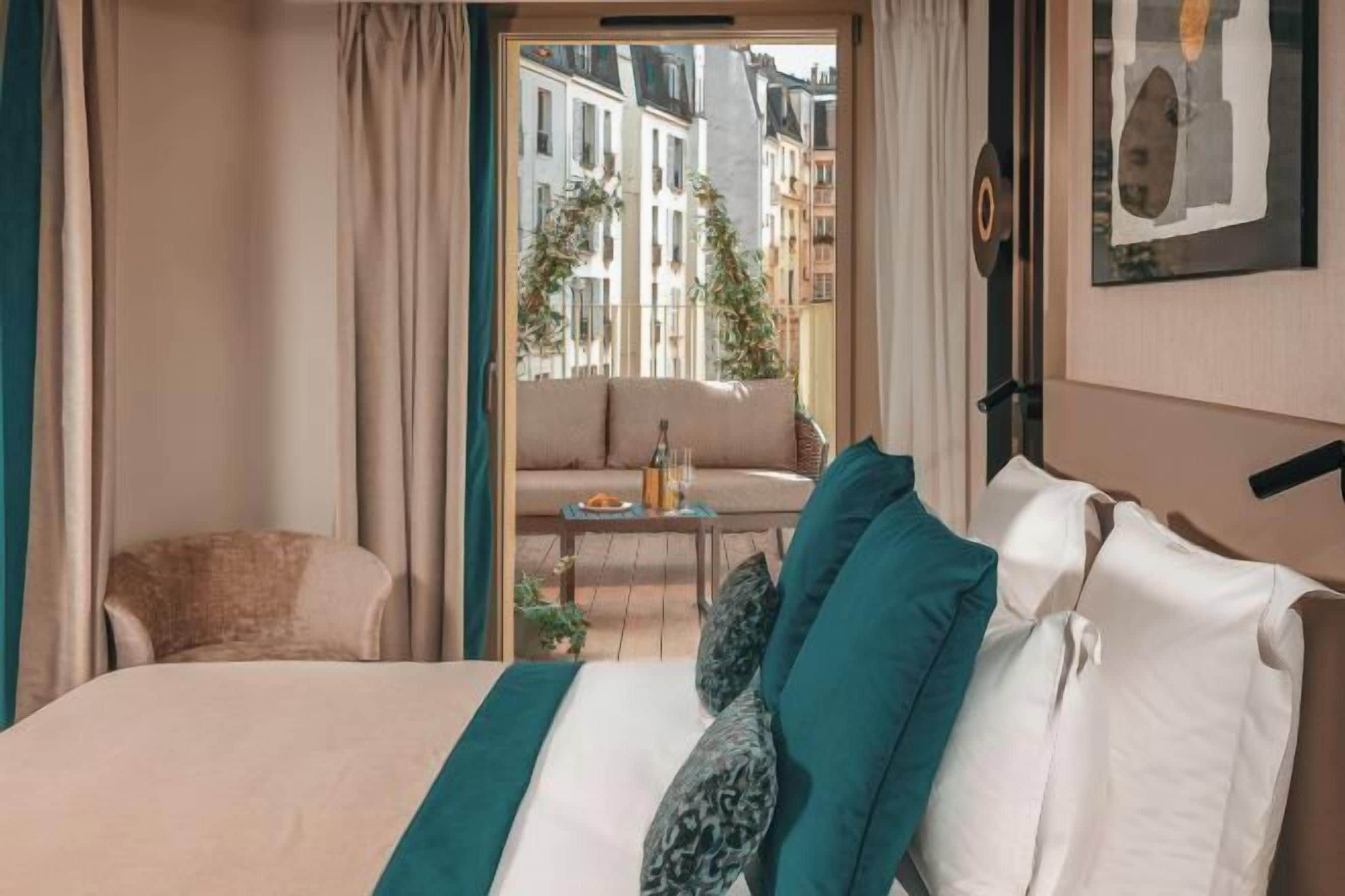 Luxe beddengoed, een kluis op de kamer, een bureau, een laptopwerkplek