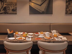 Daily buffet breakfast (EUR 22 per person) - Hôtel Barnett Paris (Paris)