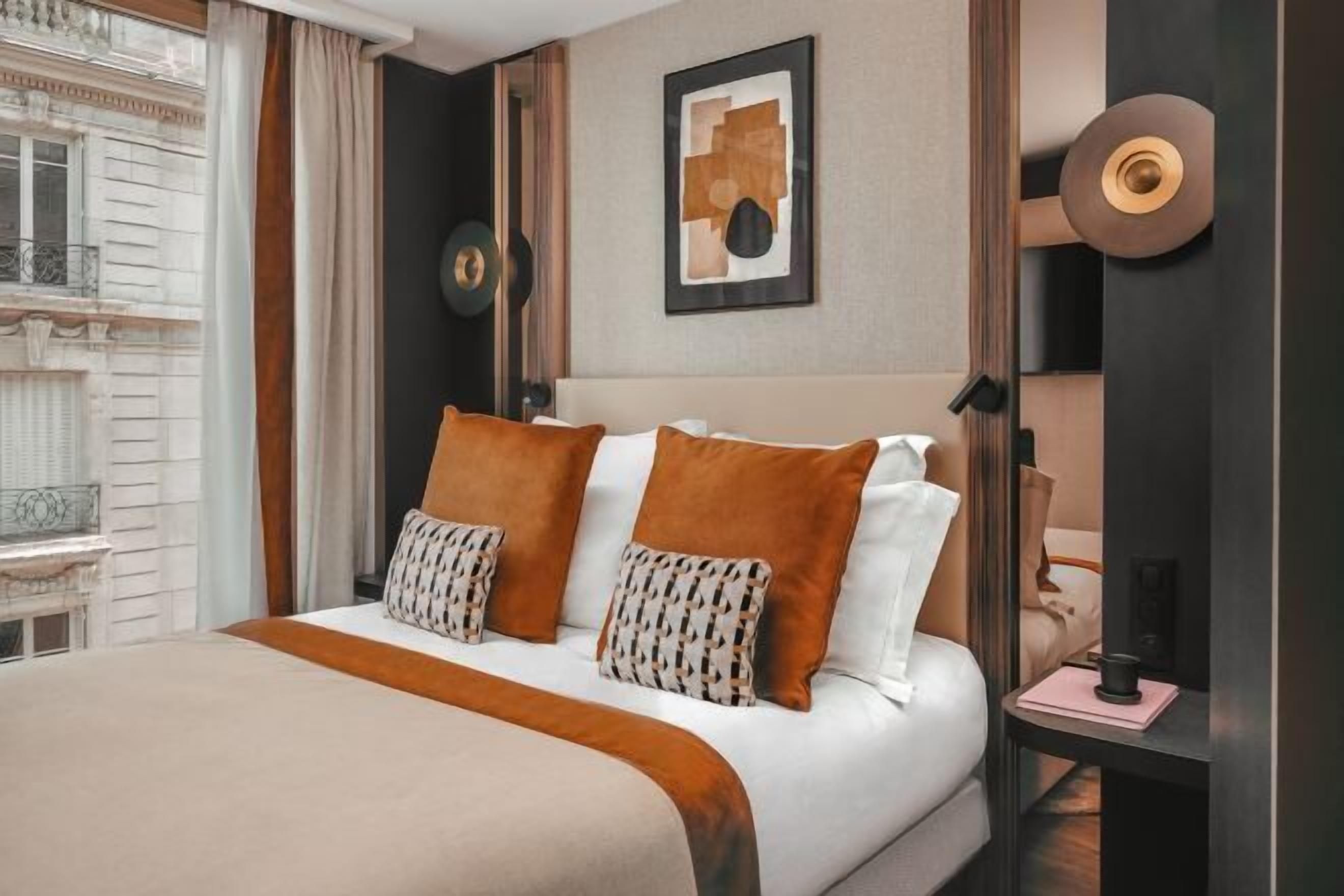 Luxe beddengoed, een kluis op de kamer, een bureau, een laptopwerkplek