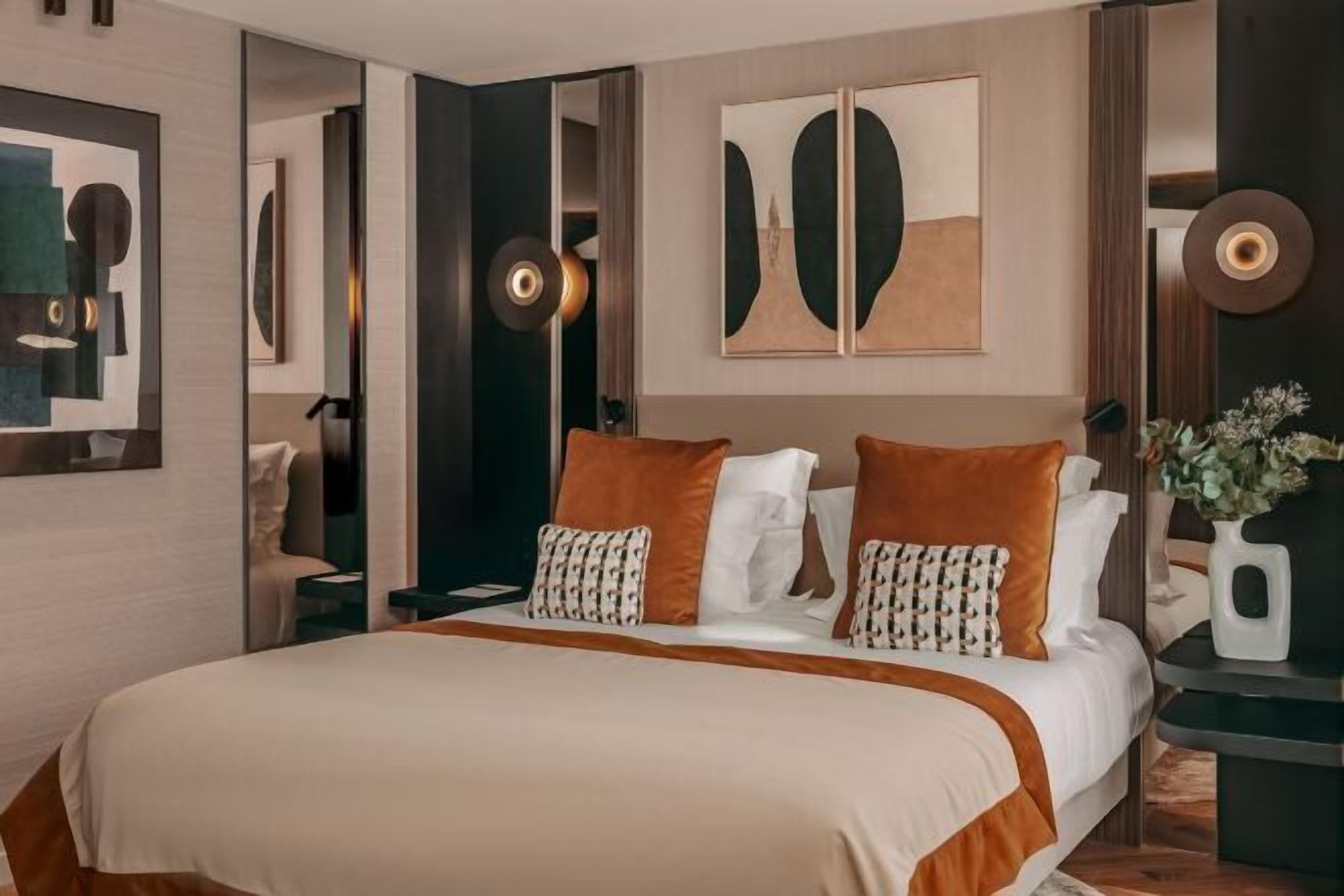 Luxe beddengoed, een kluis op de kamer, een bureau, een laptopwerkplek