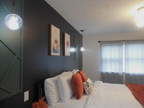 Työpöytä, silitysrauta/-lauta, vauvan matkasänky, Wi-Fi