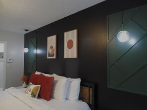 Una scrivania, ferro/asse da stiro, culla da viaggio