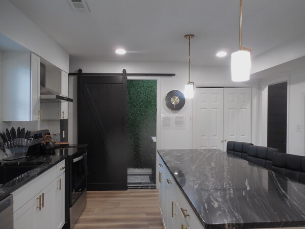 Frigorifero, microonde, forno, piano cottura