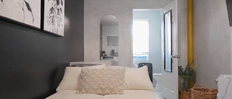 Escritorio y ropa de cama