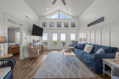 Waterfront Paradise in N. Topsail: Ocean/Canal Views, Fishing, Steps from Beach
