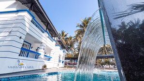 Ein Hotel mit Pool und Wasserfall.