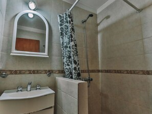 Een douche, een haardroger, een bidet, handdoeken