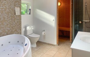 Shower - Amazing home in Silkeborg with sauna (Silkeborg)