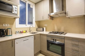 Kühlschrank, Mikrowelle, Ofen, Geschirrspüler