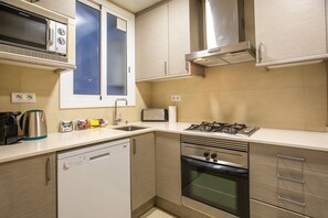 Kühlschrank, Mikrowelle, Ofen, Geschirrspüler