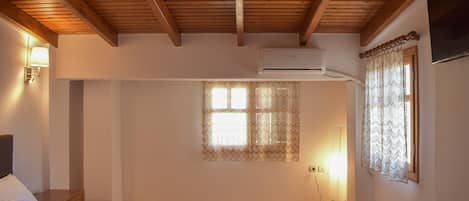 3 bedrooms, iron/ironing board, internet, bed sheets