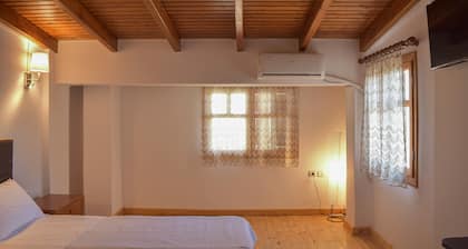 Quiet Wood-Style Maisonette