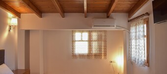 Quiet Wood-Style Maisonette