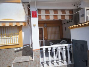 Bungalow, 2 Bedrooms, Smoking, Patio | Outdoor dining