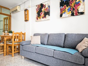 Bungalow, 2 Bedrooms, Smoking, Patio | Living room