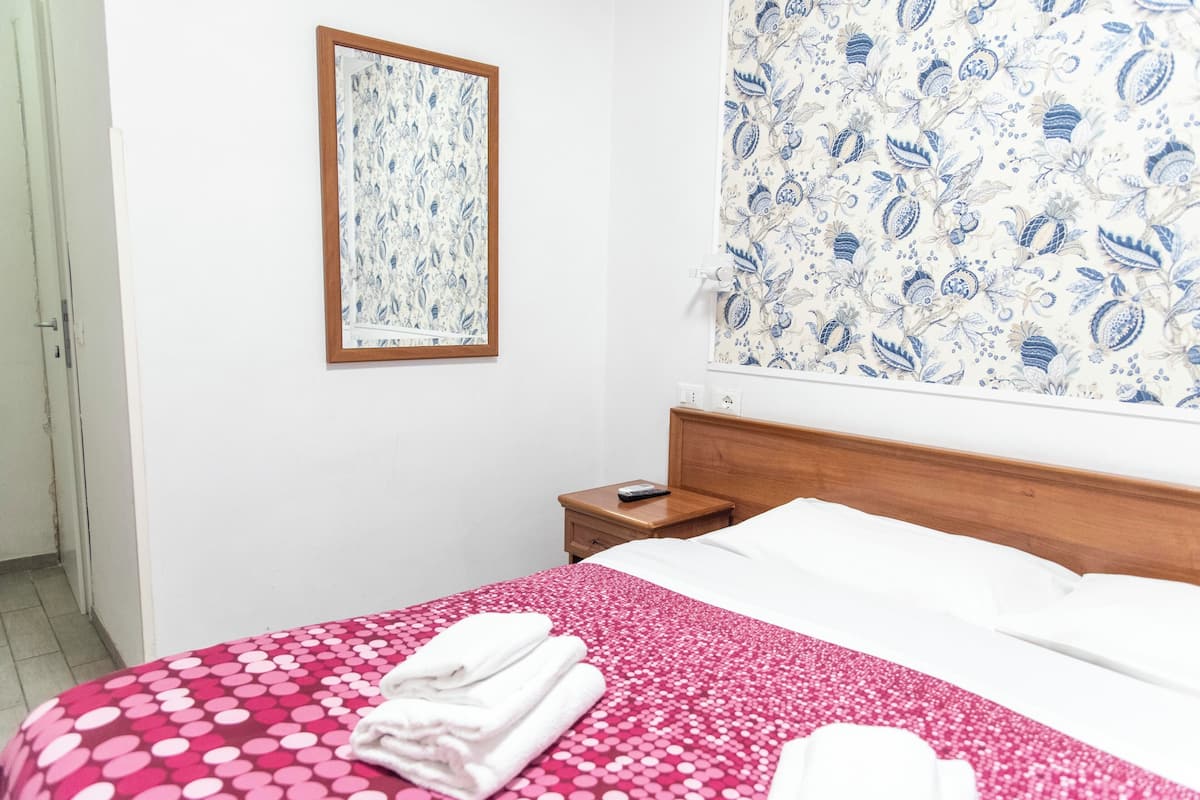 Twin Room, Patio | Iron/ironing board, free WiFi