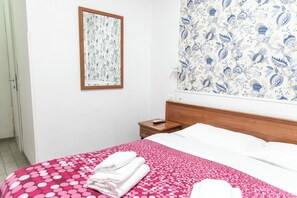 Twin Room, Patio | Iron/ironing board, free WiFi