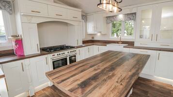 Cottage | Private kitchen | Cookware/dishes/utensils