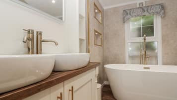 Cottage | Badkamer | Een douche