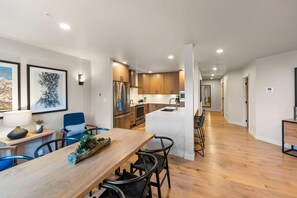 Una cocina moderna con armarios de madera, electrodomésticos de acero inoxidable y encimera de mármol.